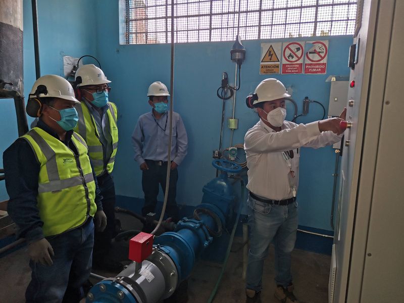 Equipo técnico inspeccionando una sala de bombeo