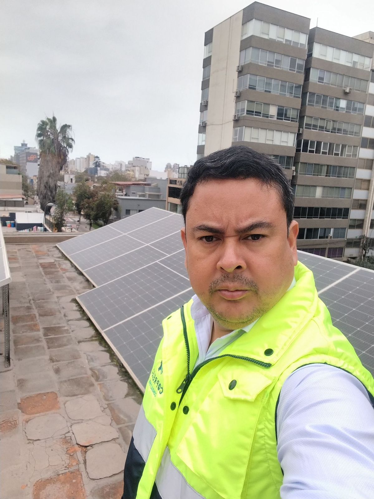 Inspección de paneles solares en azotea