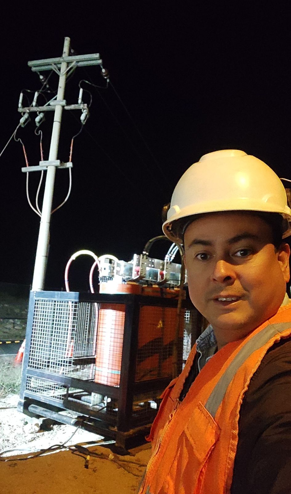 Ingeniero de COPRELEC junto a un transformador energizado desde la red de media tensión